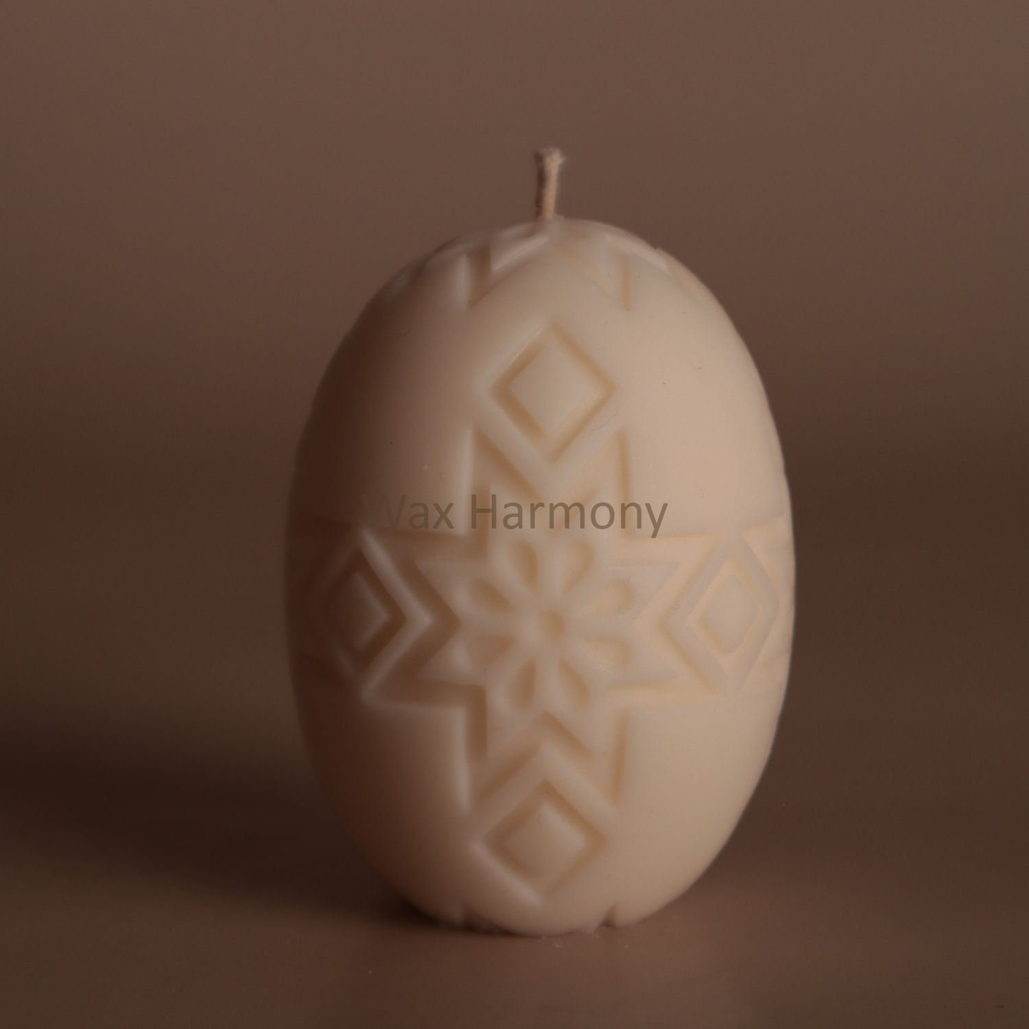 Свічка Яйце писанка №1 біла &mdash; фото Wax Harmony