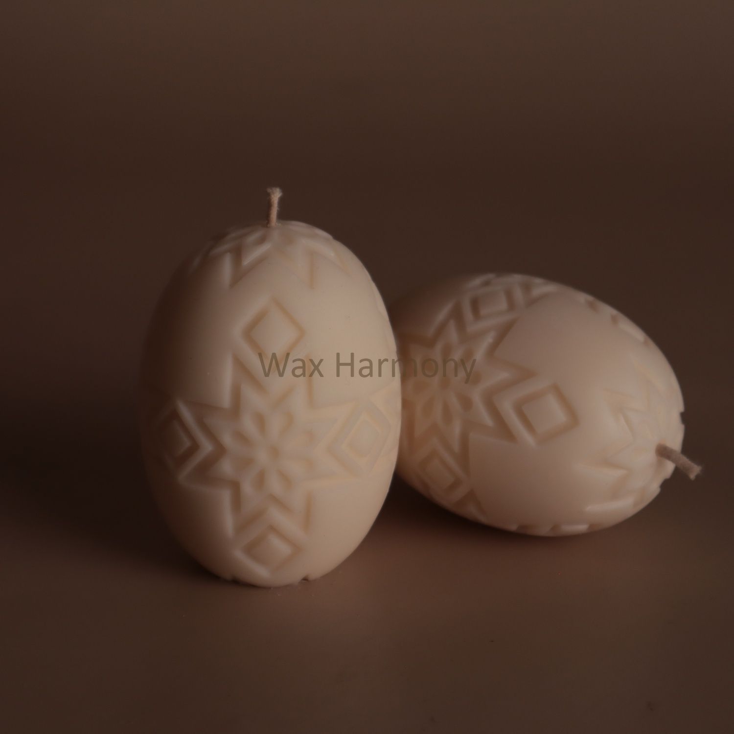 Свічка Яйце писанка №1 біла &mdash; фото Wax Harmony