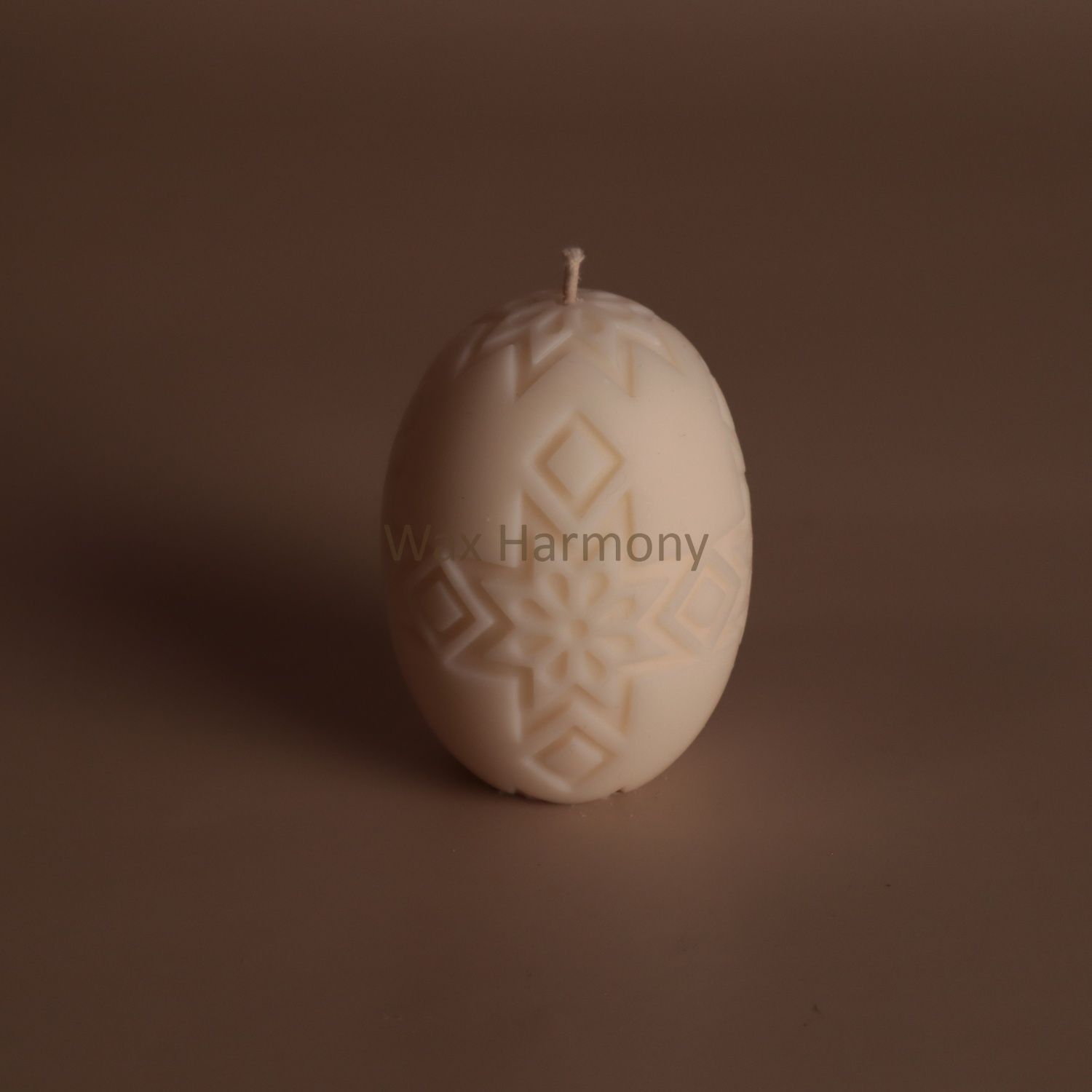 Свічка Яйце писанка №1 біла &mdash; фото Wax Harmony