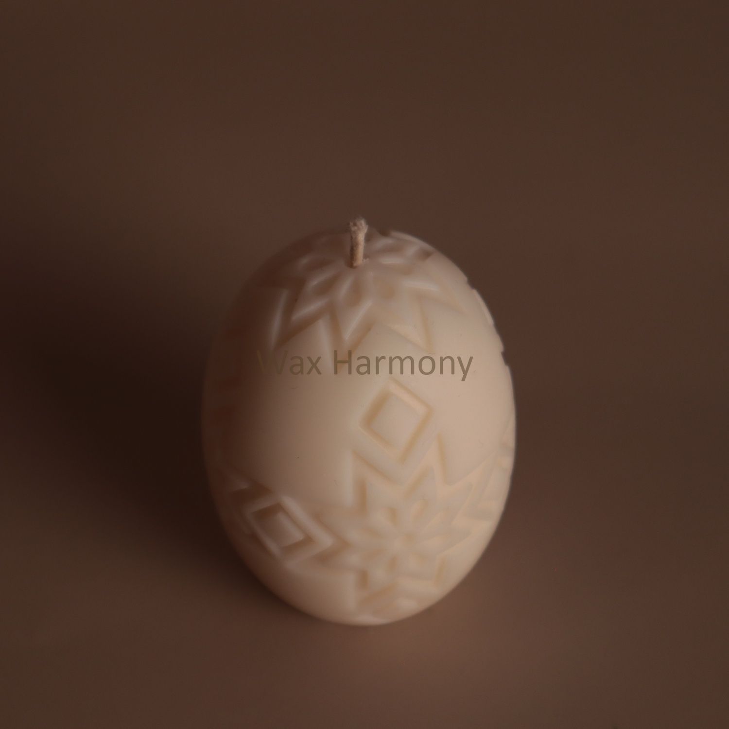 Свічка Яйце писанка №1 біла &mdash; фото Wax Harmony