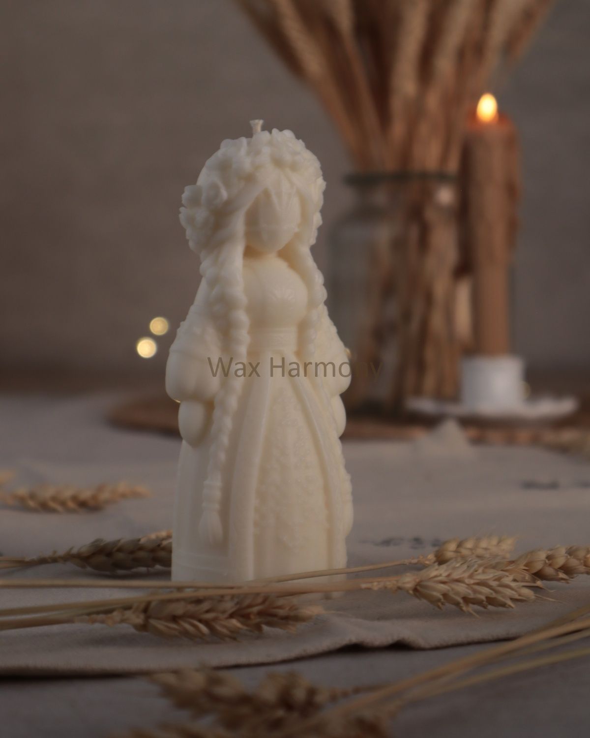 Свічка Берегиня Весни біла &mdash; фото Wax Harmony