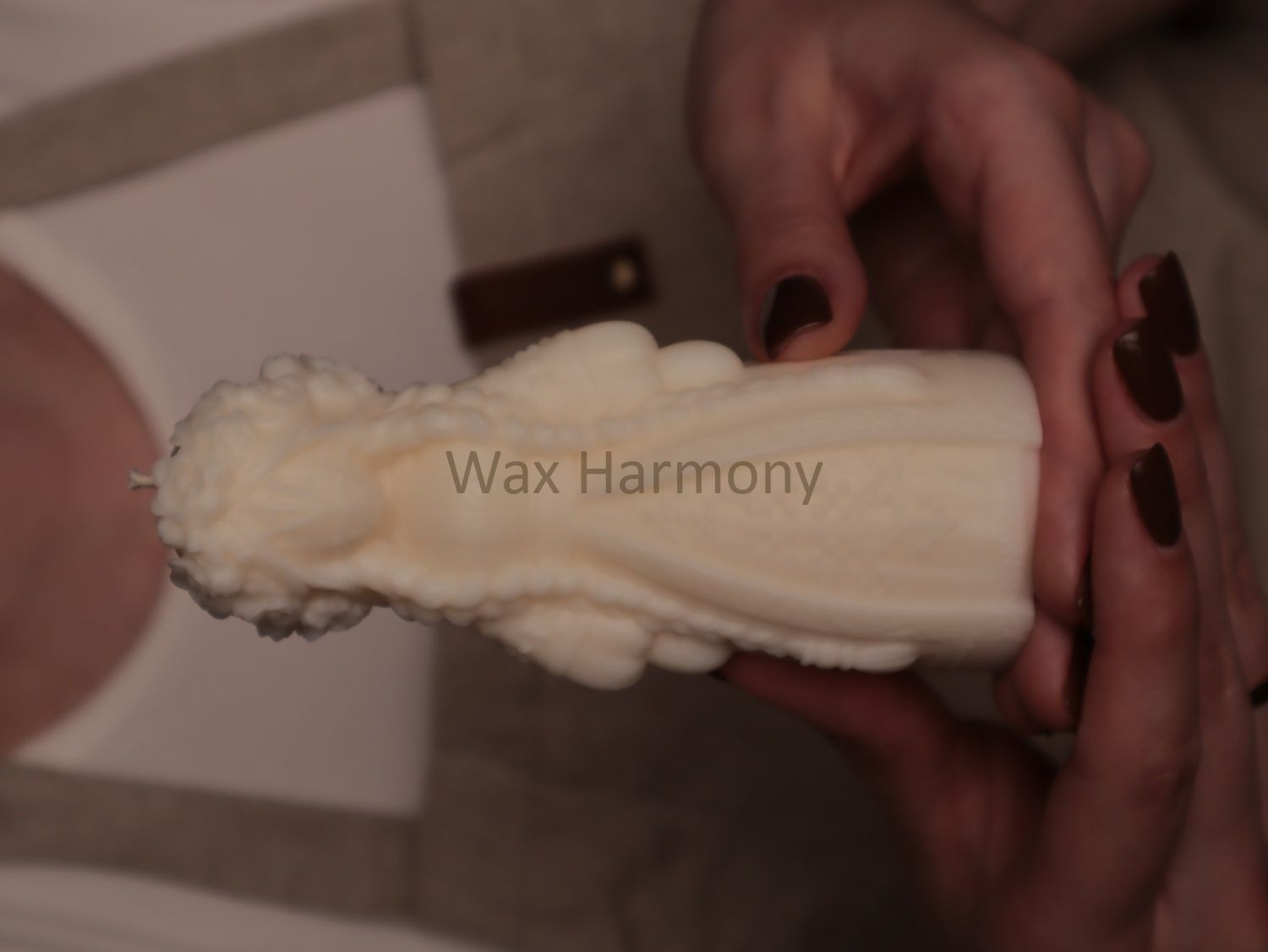 Свічка Берегиня Весни біла &mdash; фото Wax Harmony