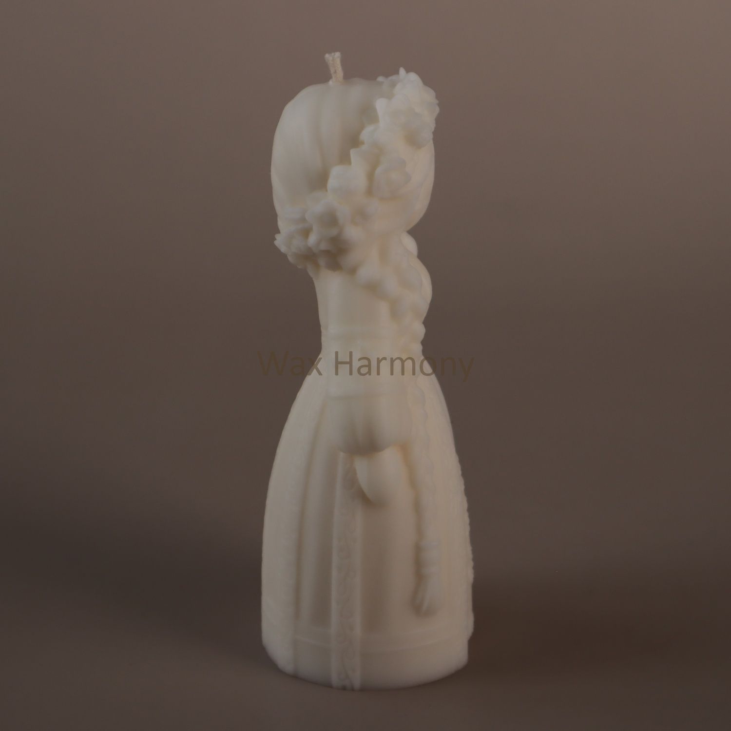 Свічка Берегиня Весни біла &mdash; фото Wax Harmony