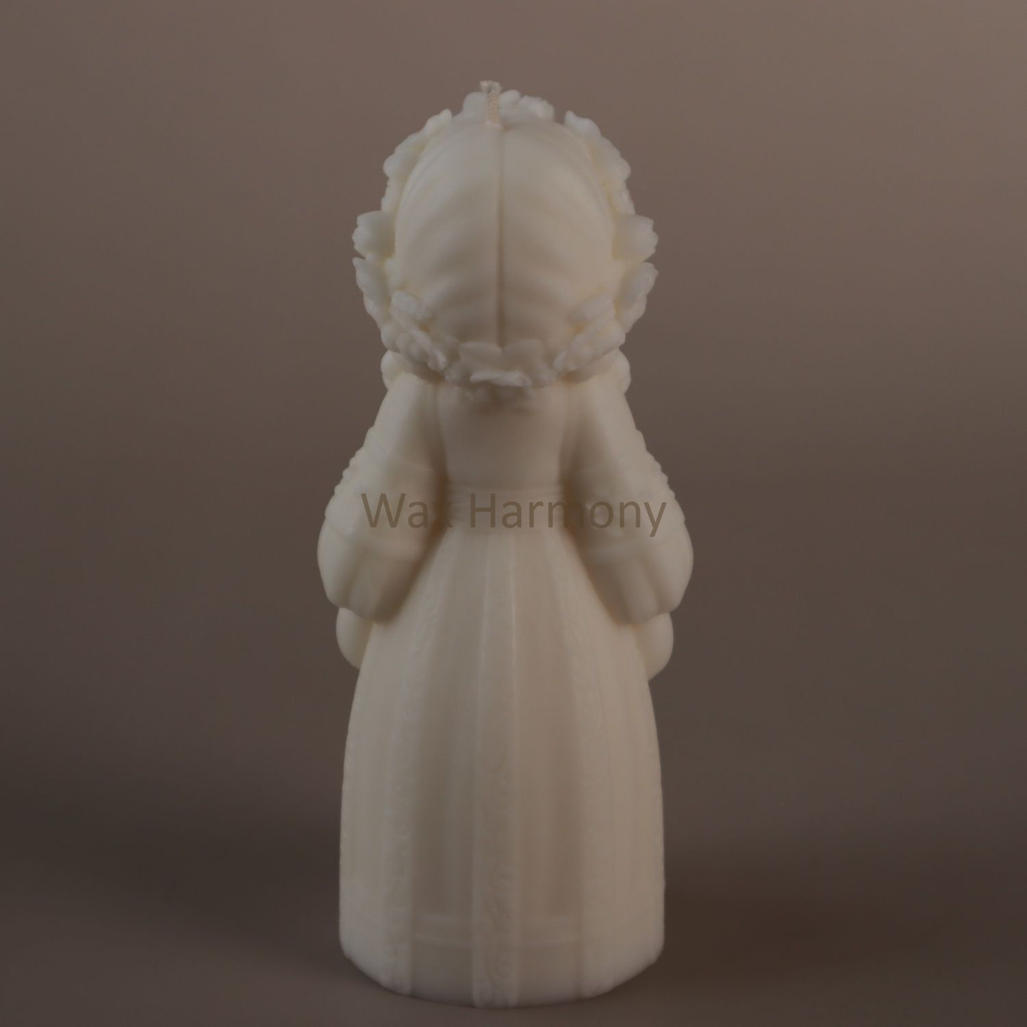 Свічка Берегиня Весни біла &mdash; фото Wax Harmony