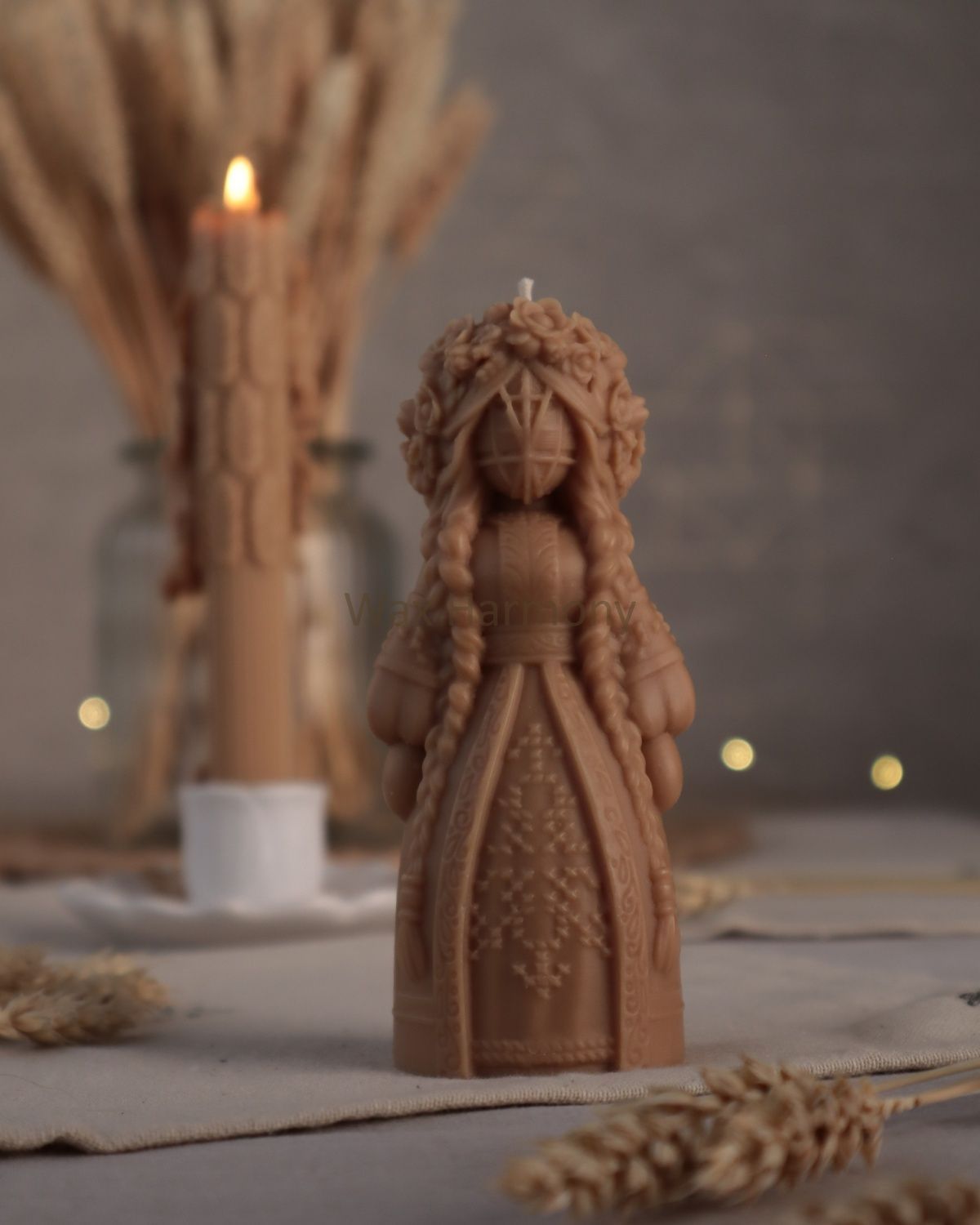 Свічка Берегиня Весни коричнева &mdash; фото Wax Harmony