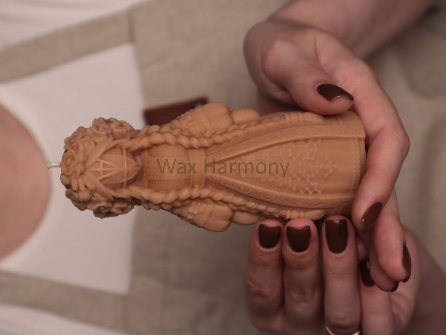 Свічка Берегиня Весни коричнева &mdash; фото Wax Harmony