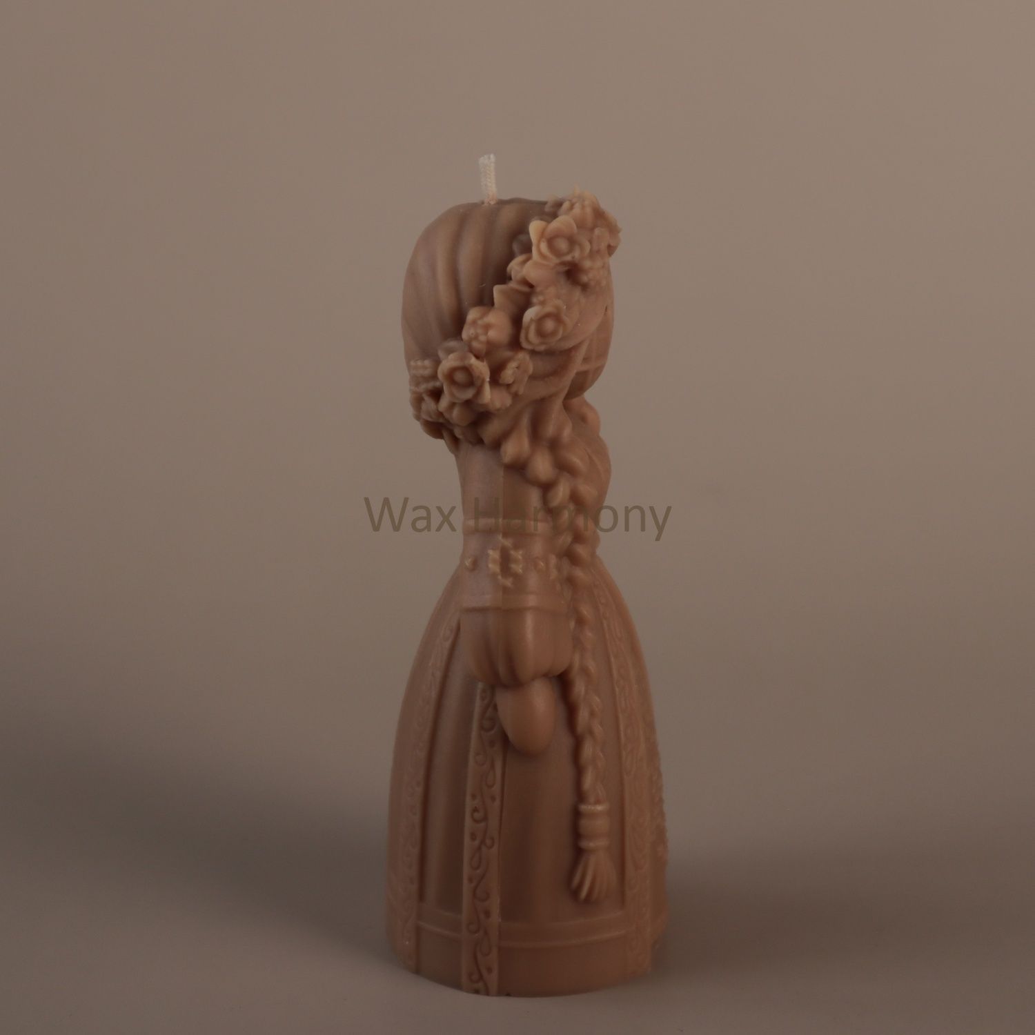 Свічка Берегиня Весни коричнева &mdash; фото Wax Harmony