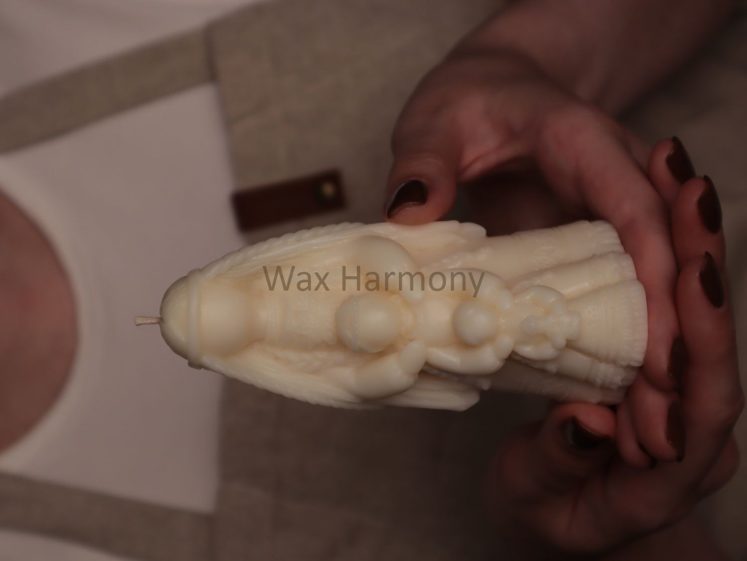 Свічка Берегиня Роду біла &mdash; фото Wax Harmony