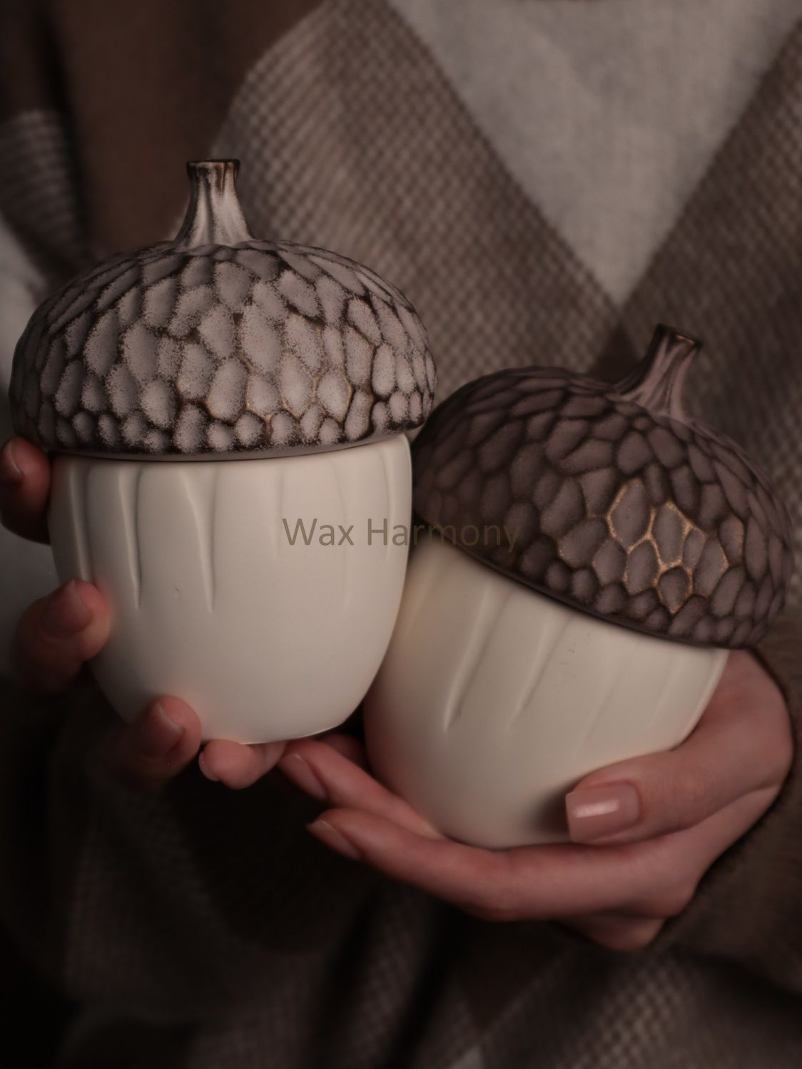 Свічка в кашпо Жолудь бежева &mdash; фото Wax Harmony