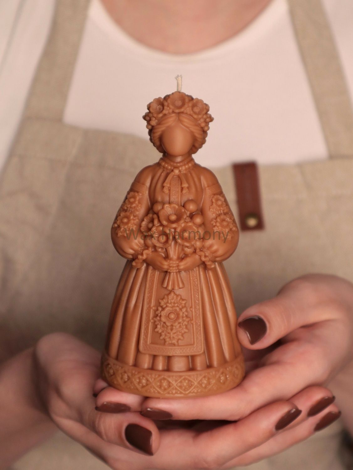 Свічка Берегиня Макового поля коричнева &mdash; фото Wax Harmony