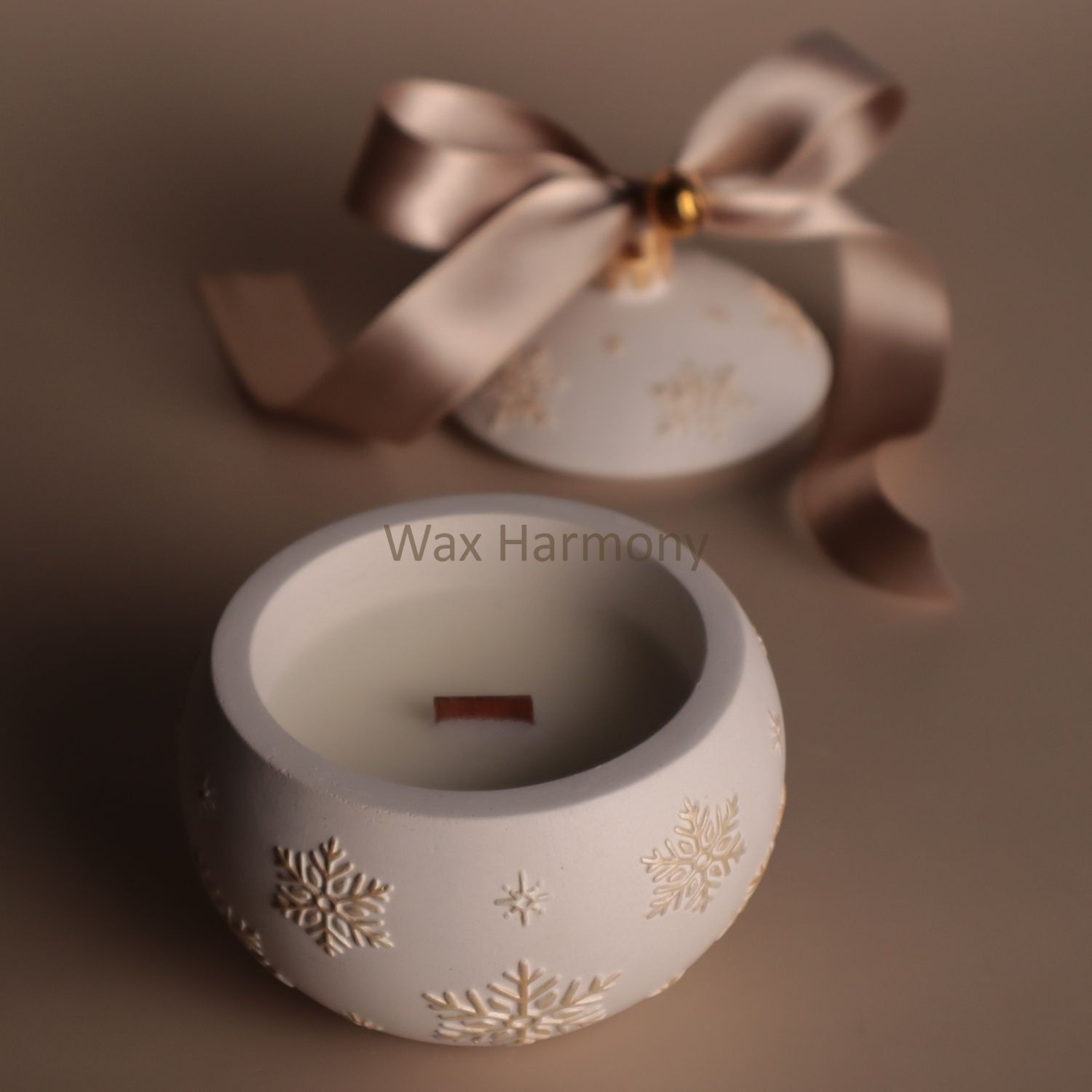 Свічка в кашпо Новорічна куля Сніжинка біла &mdash; фото Wax Harmony