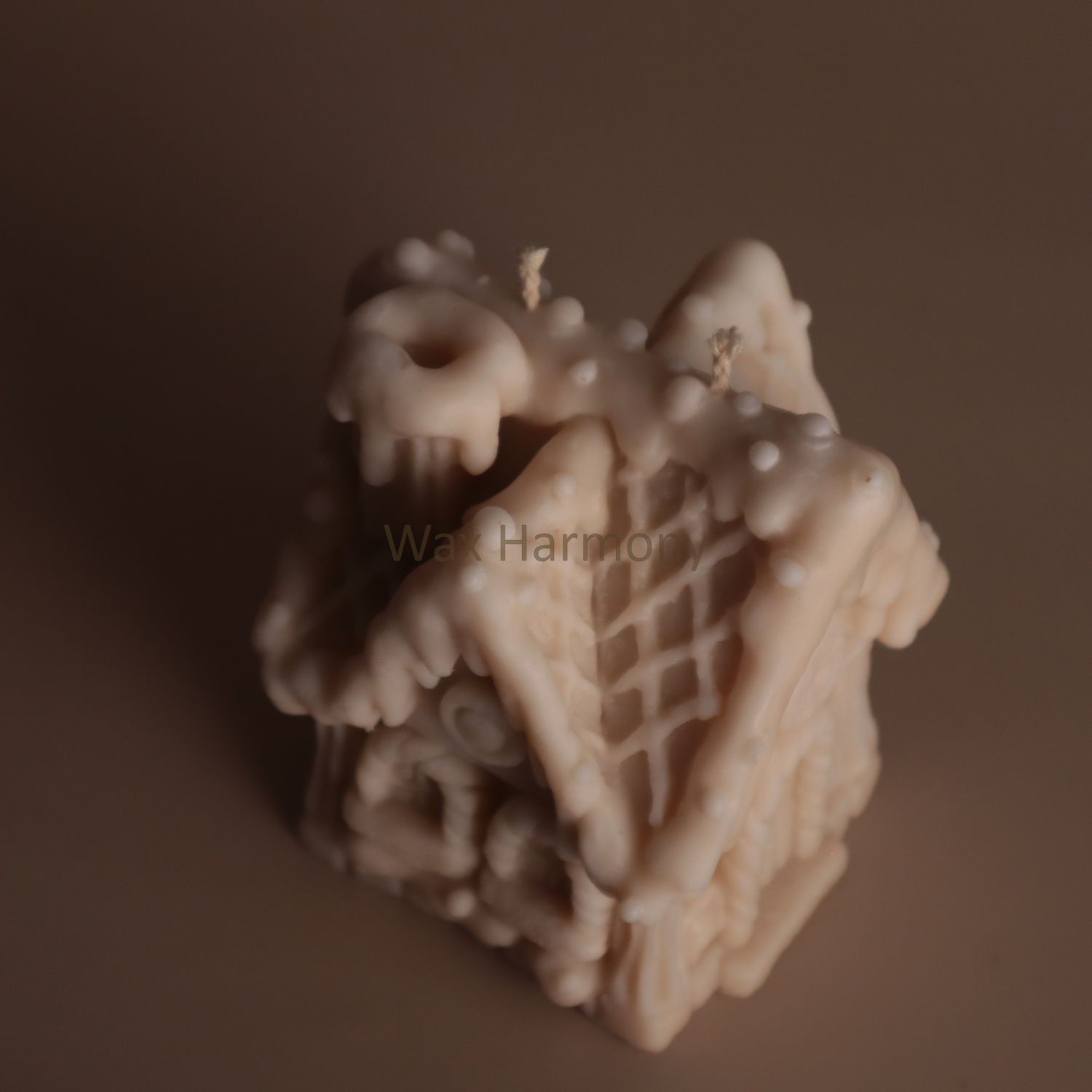 Свічка Пряниковий будиночок біла &mdash; фото Wax Harmony