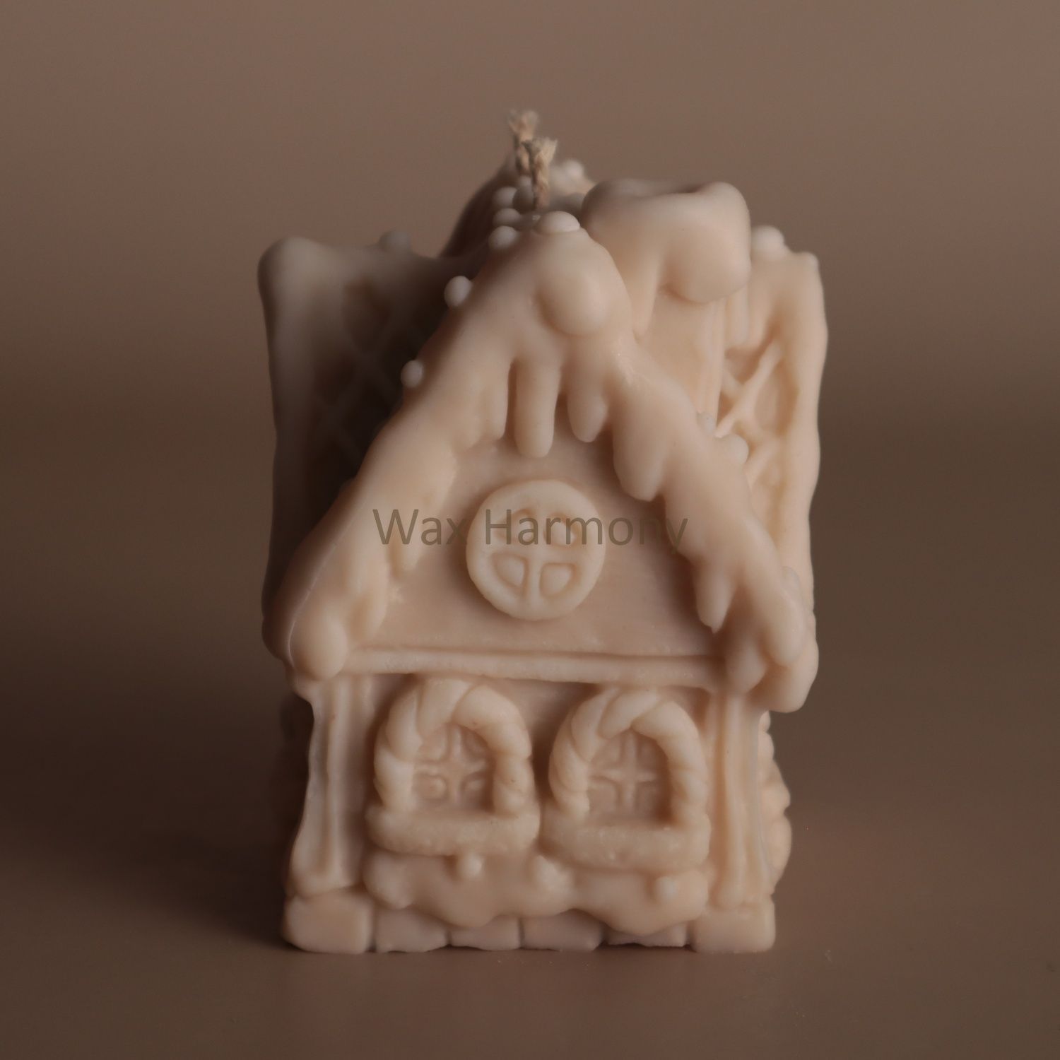 Свічка Пряниковий будиночок біла &mdash; фото Wax Harmony