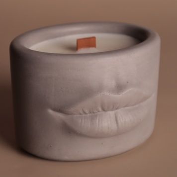 Свічка в кашпо Губи сіра &mdash; фото Wax Harmony