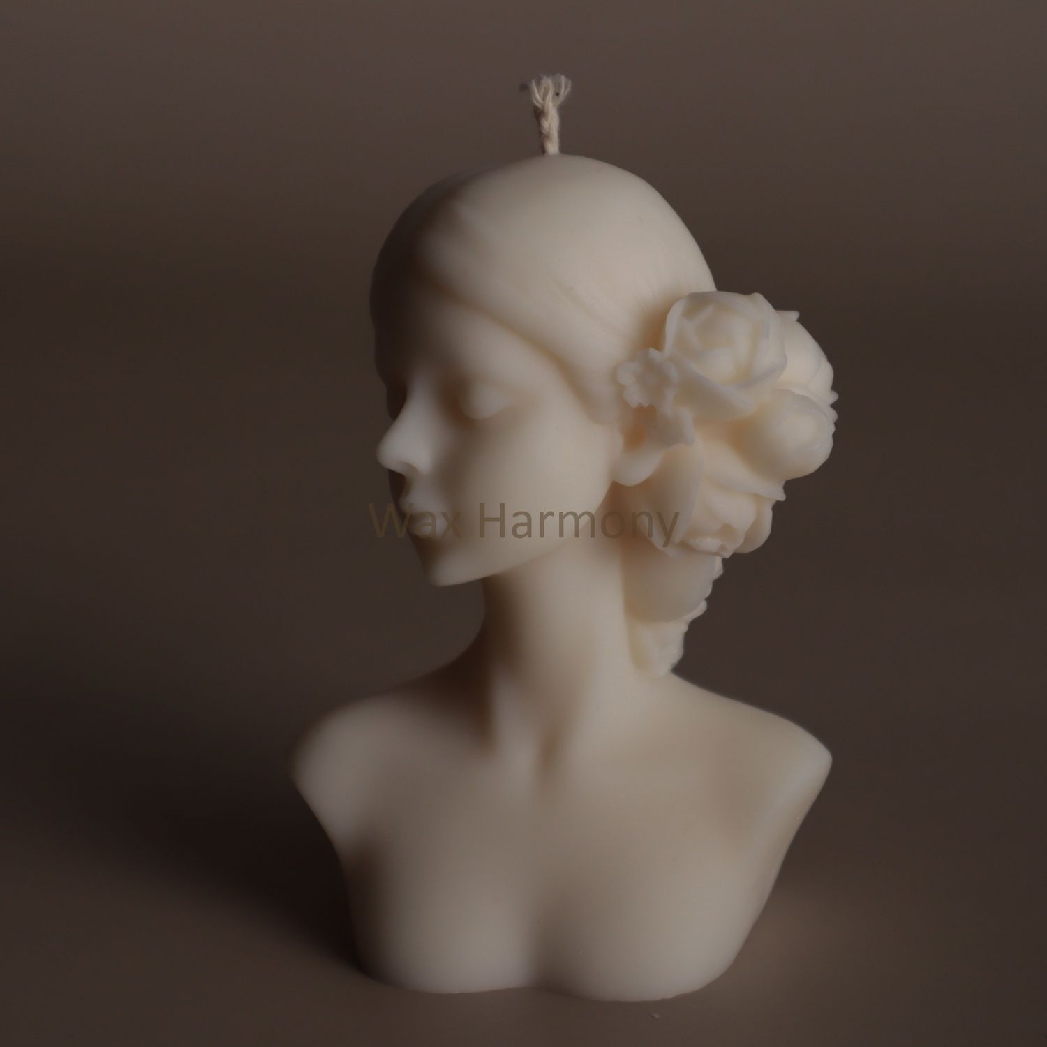 Свічка Дівчина з квітами біла &mdash; фото Wax Harmony