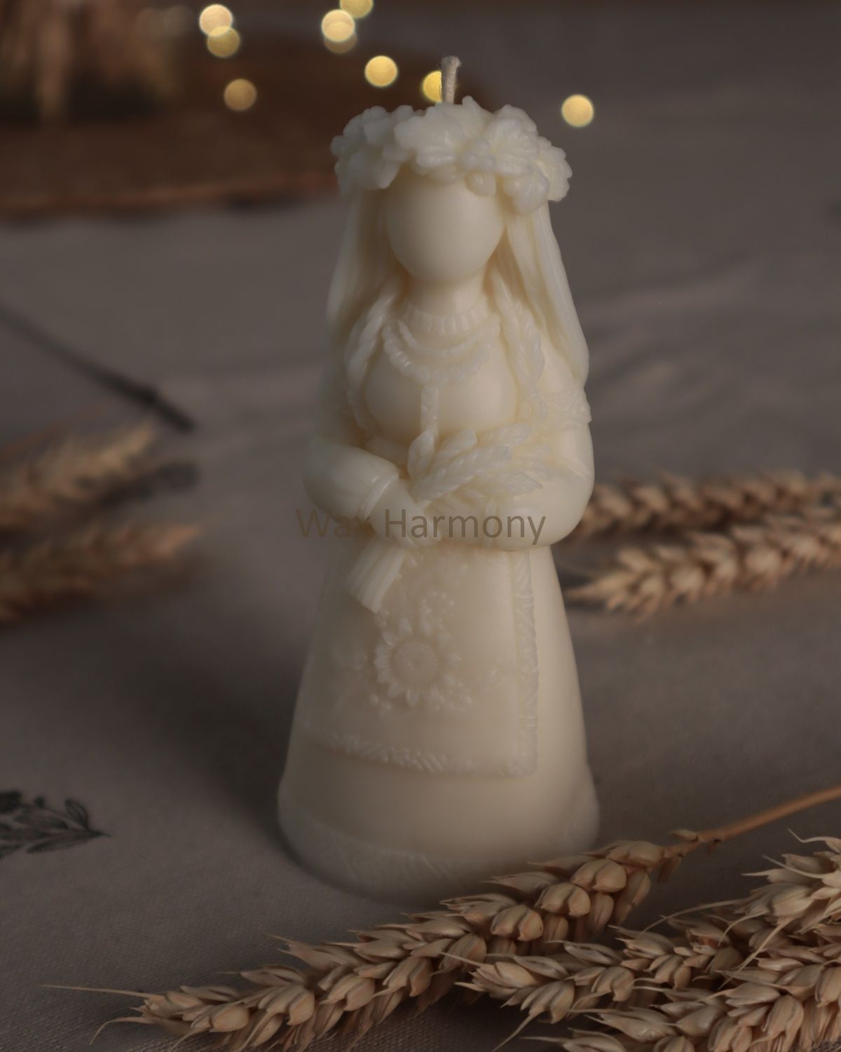 Свічка Берегиня Достатку біла &mdash; фото Wax Harmony