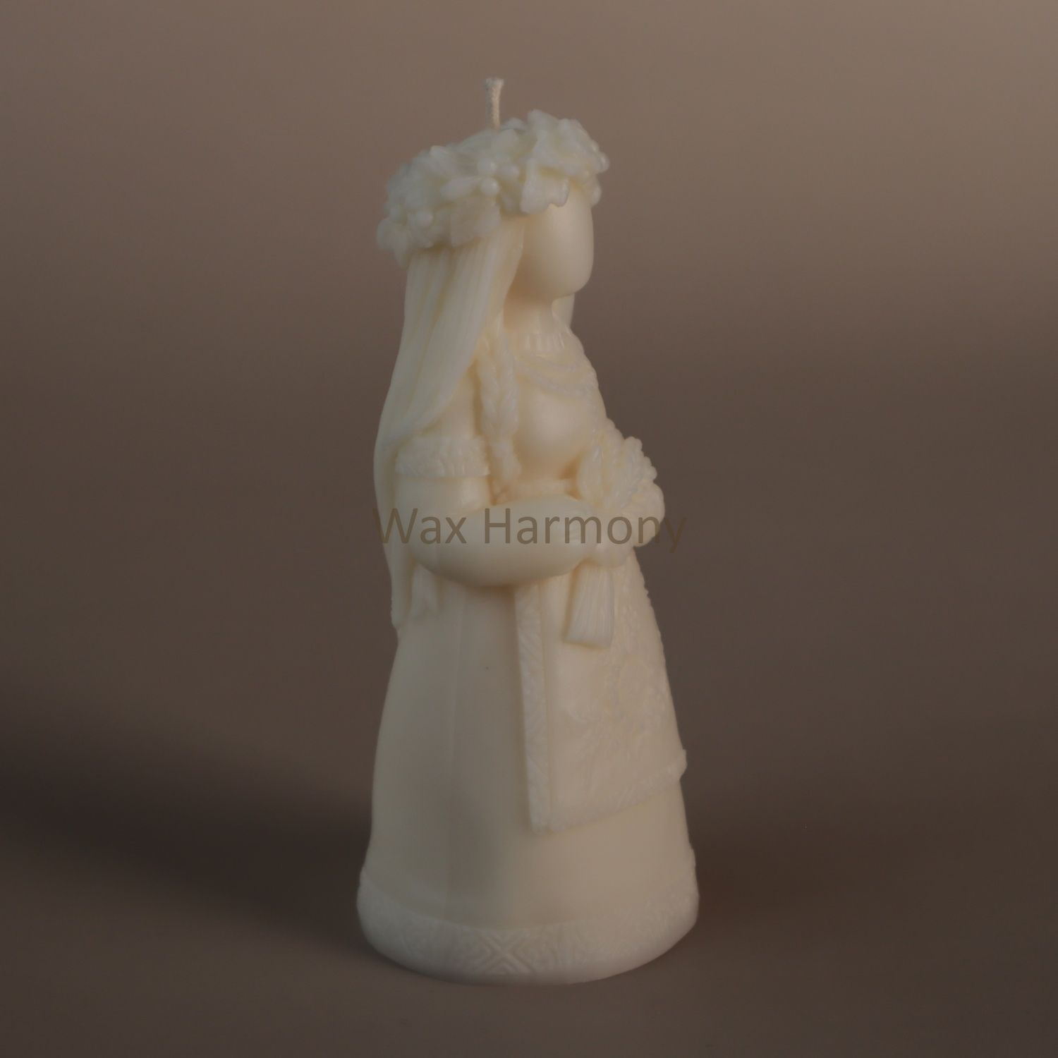 Свічка Берегиня Достатку біла &mdash; фото Wax Harmony