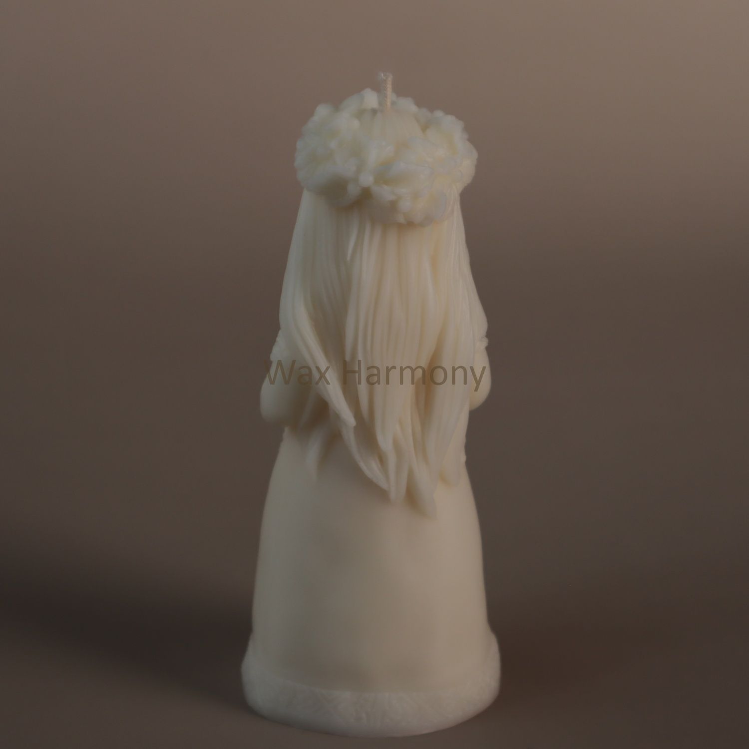 Свічка Берегиня Достатку біла &mdash; фото Wax Harmony