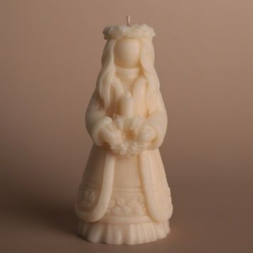 Свічка Берегиня Зими біла &mdash; фото Wax Harmony