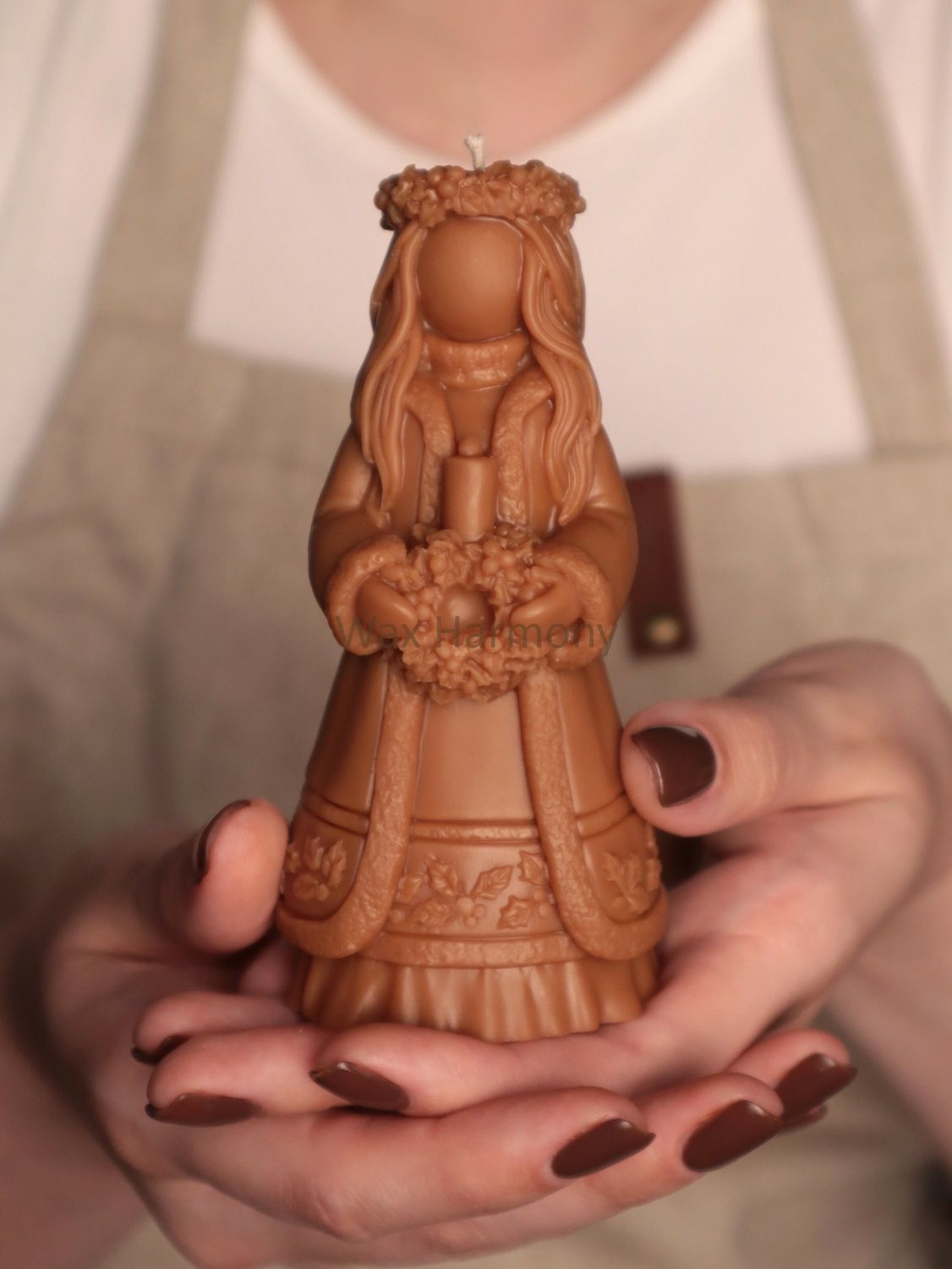 Свічка Берегиня Зими коричнева &mdash; фото Wax Harmony
