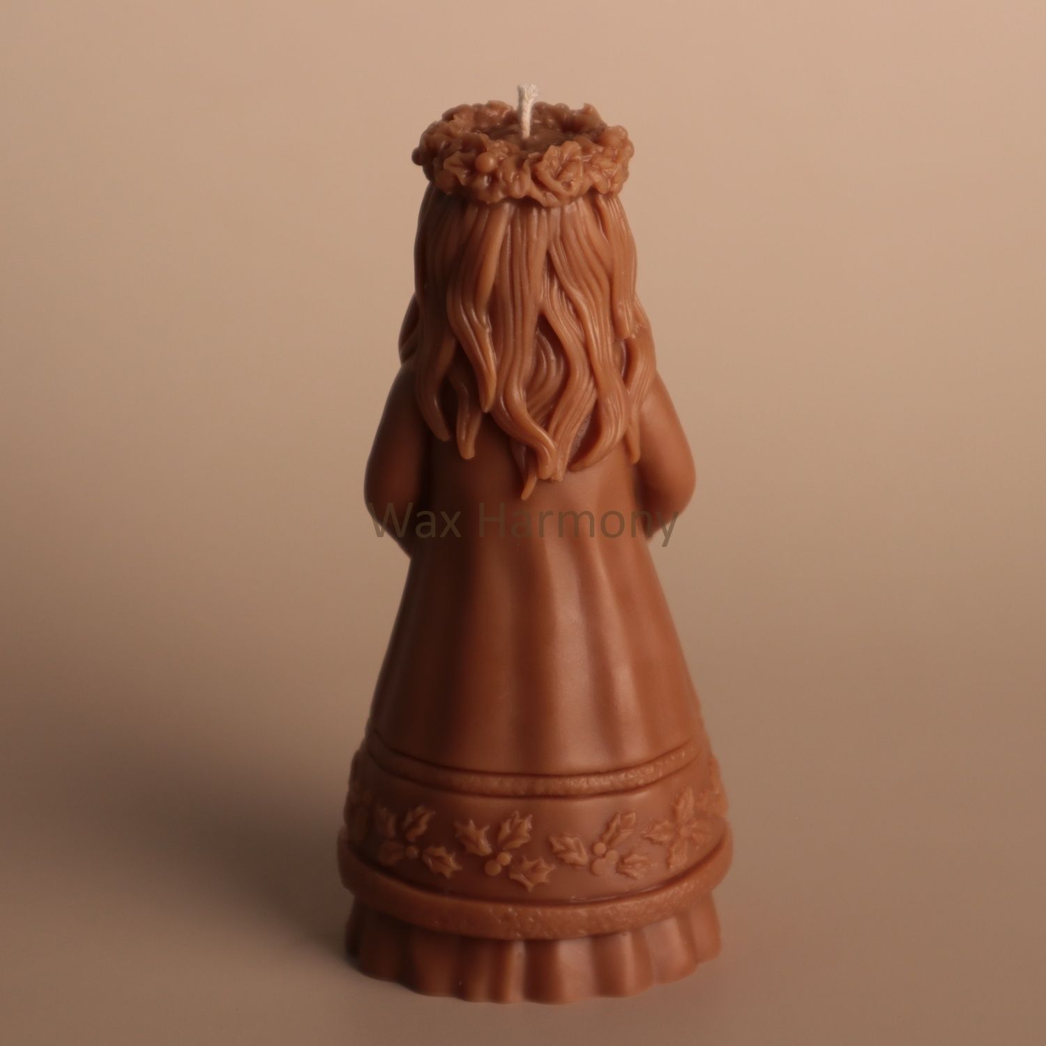 Свічка Берегиня Зими коричнева &mdash; фото Wax Harmony