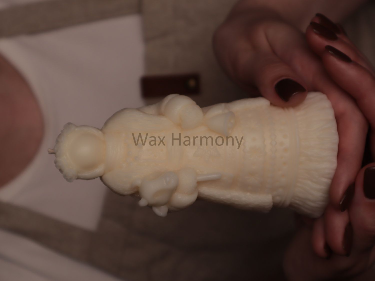 Свічка Берегиня Різдва біла &mdash; фото Wax Harmony