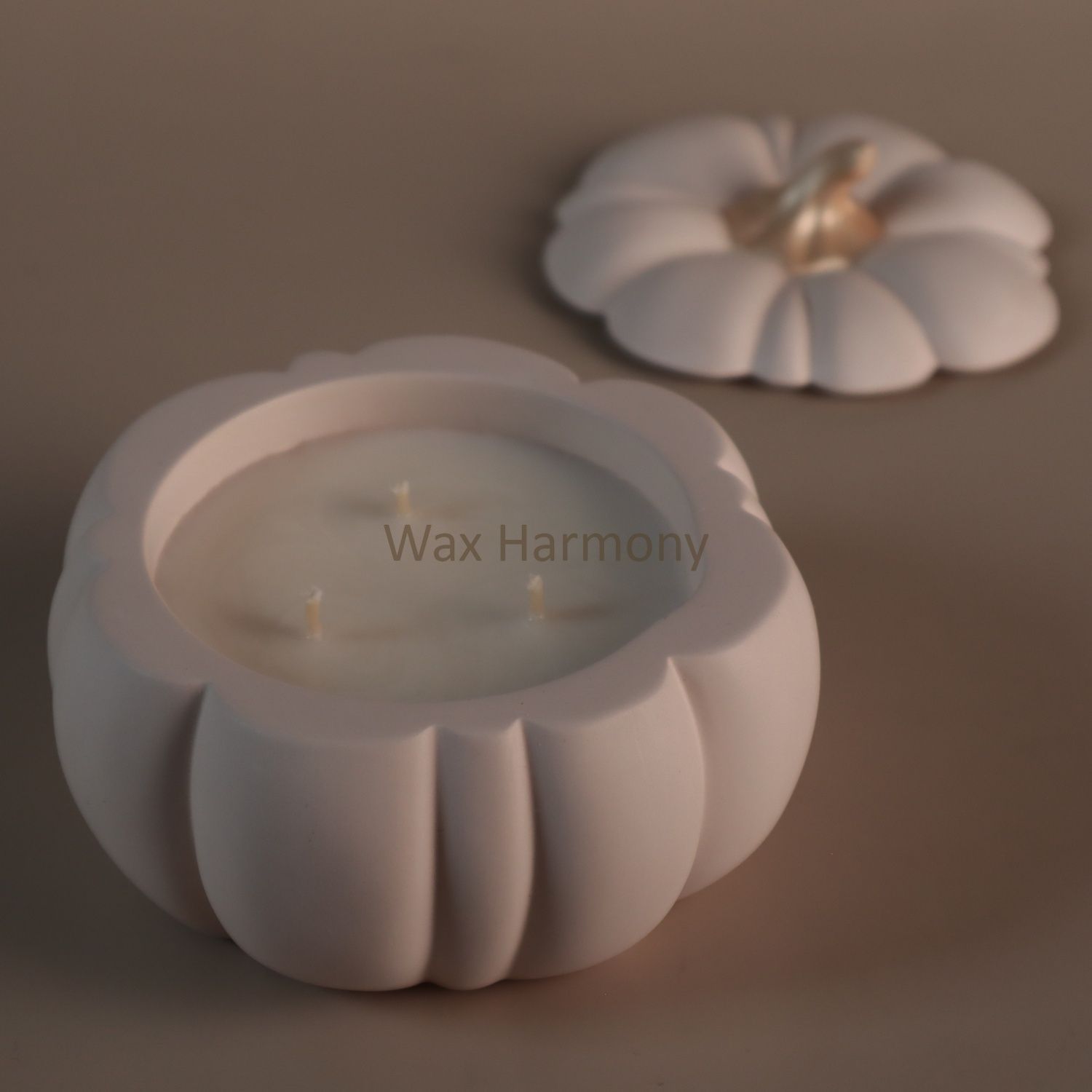 Свічка в кашпо Гарбуз бежева &mdash; фото Wax Harmony