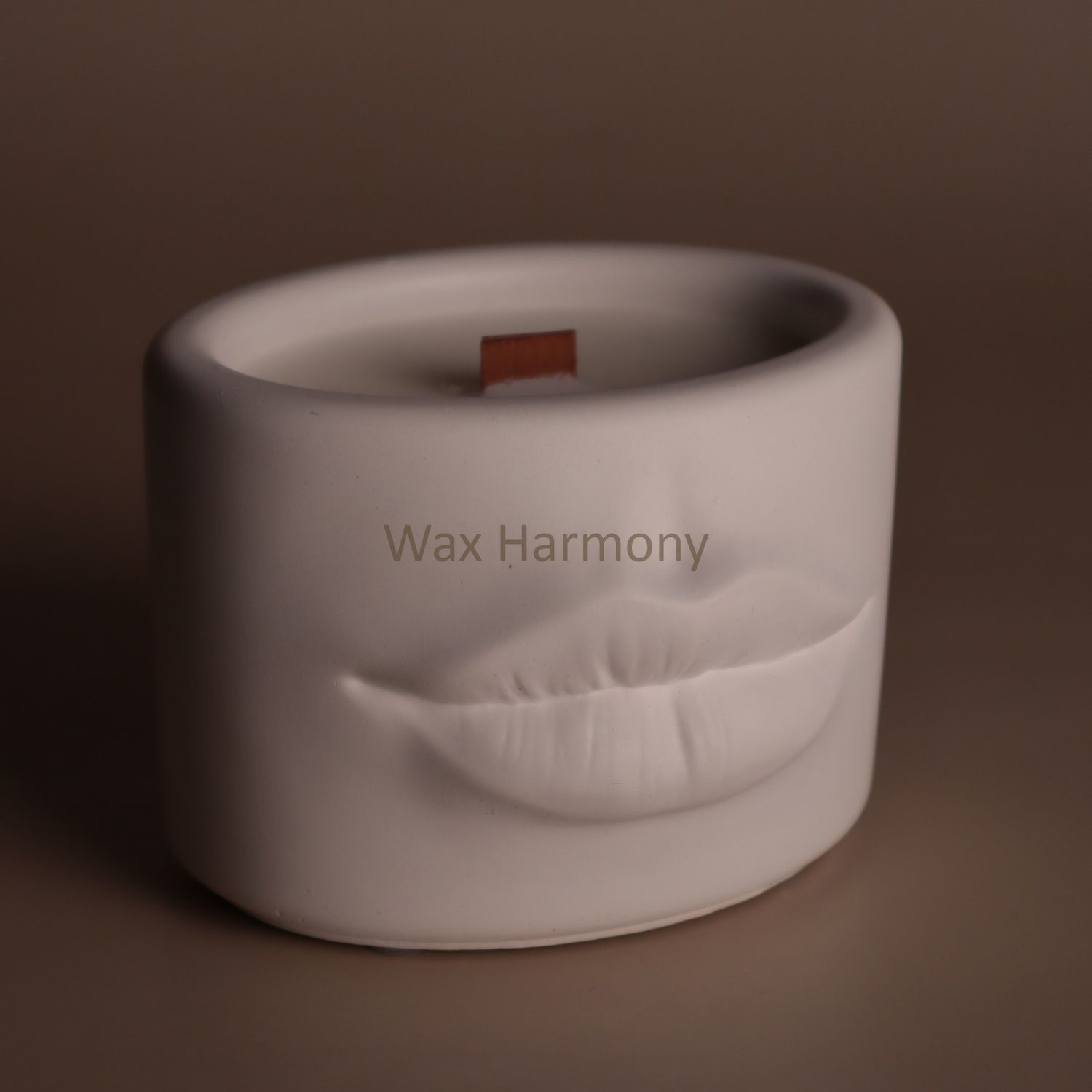 Свічка в кашпо Губи біла &mdash; фото Wax Harmony