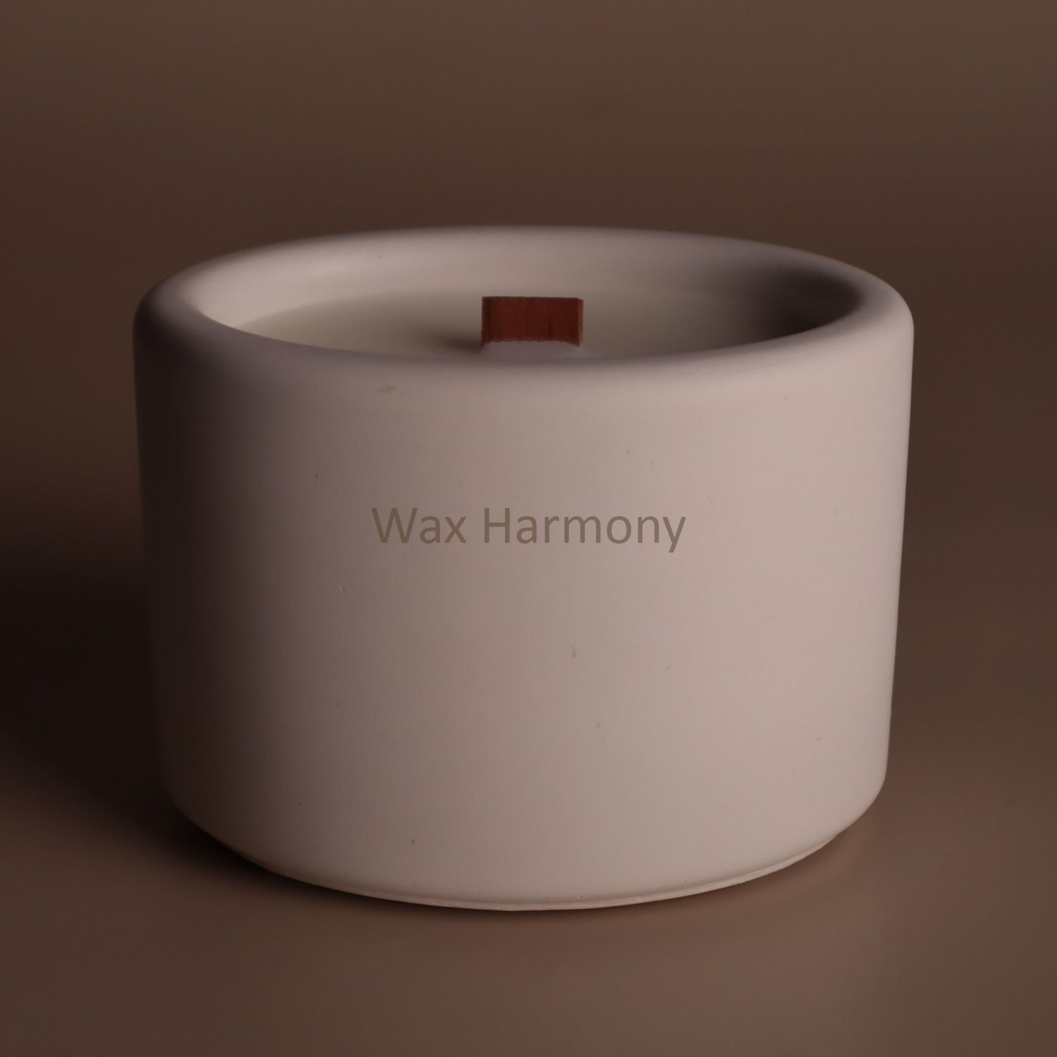 Свічка в кашпо Губи біла &mdash; фото Wax Harmony