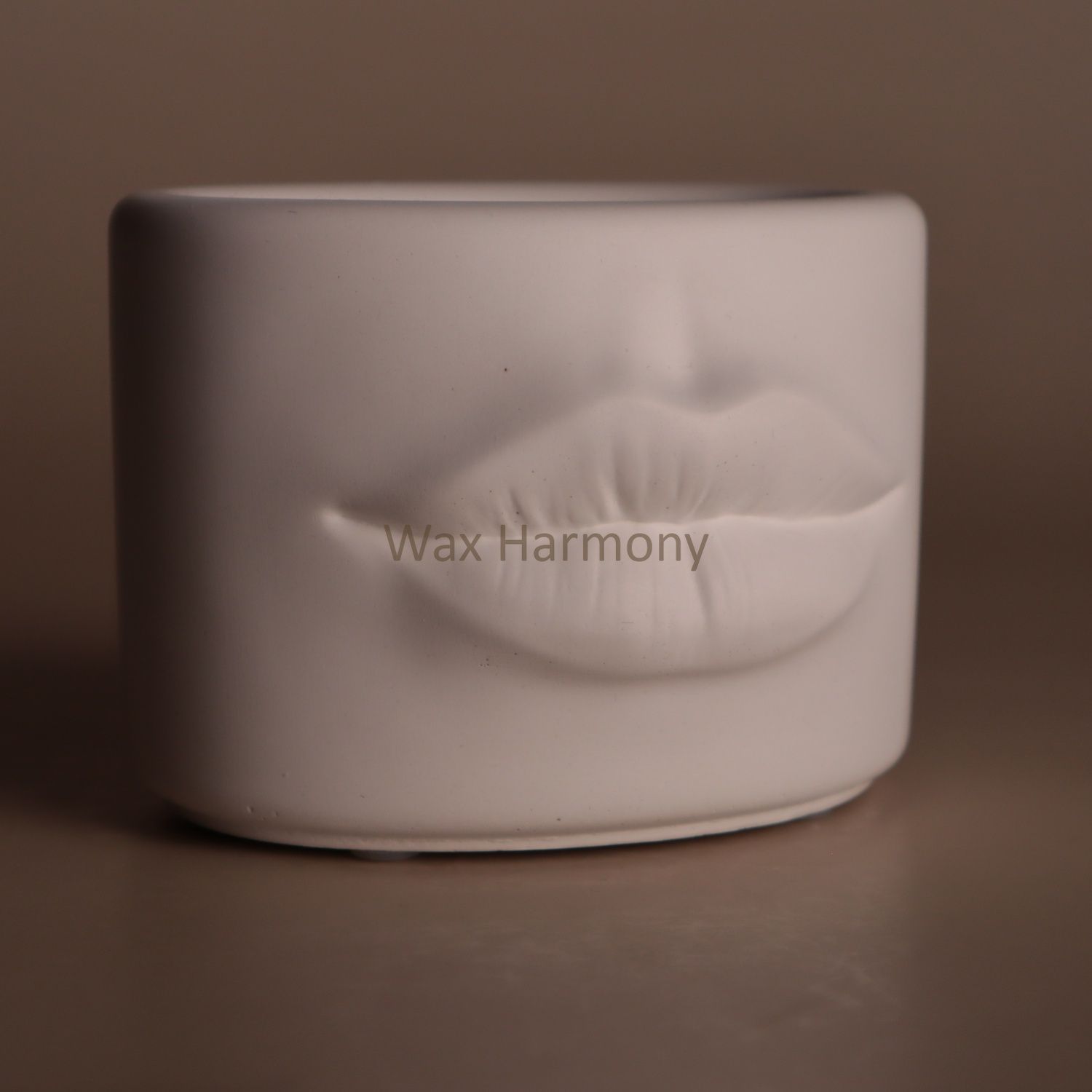 Свічка в кашпо Губи біла &mdash; фото Wax Harmony