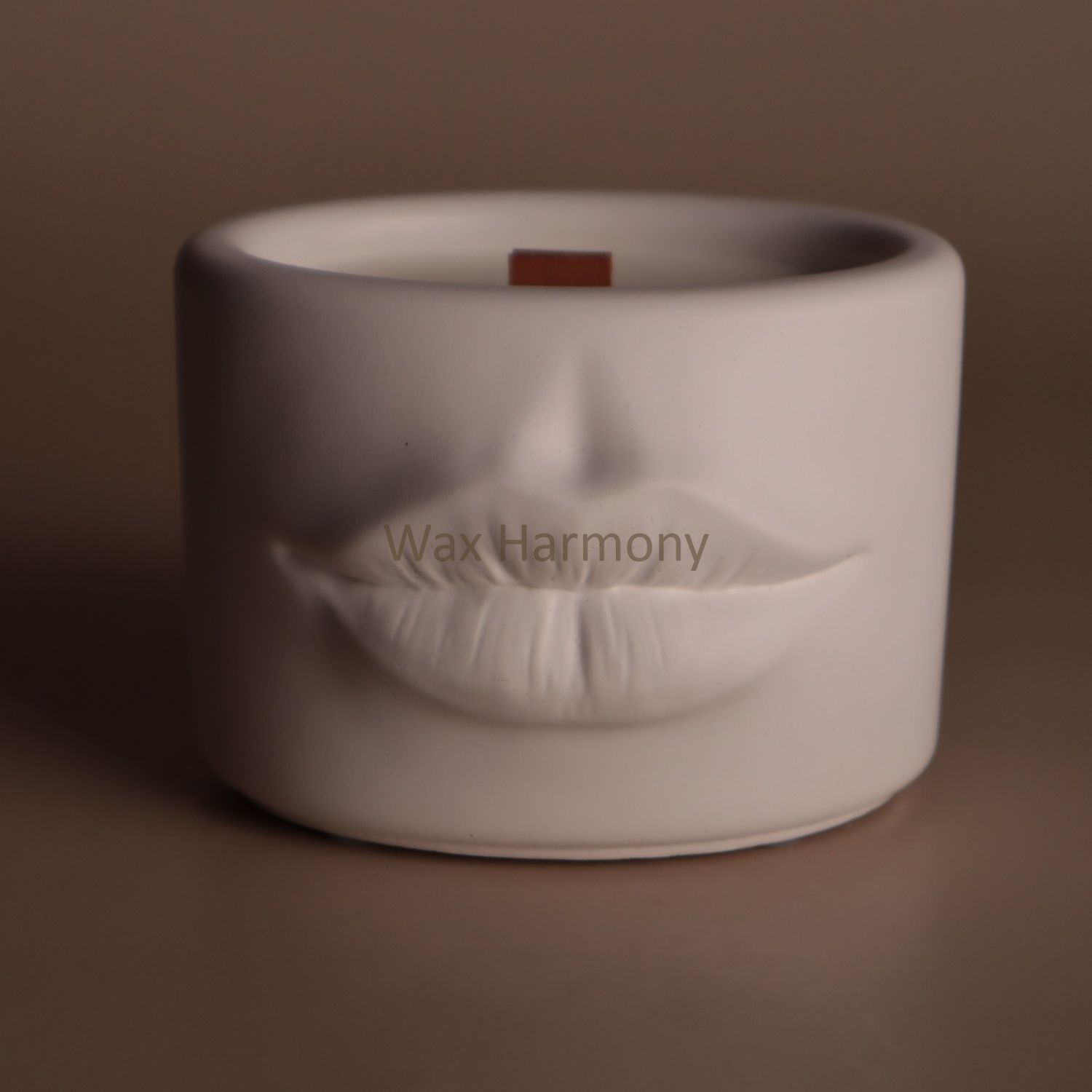 Свічка в кашпо Губи біла &mdash; фото Wax Harmony