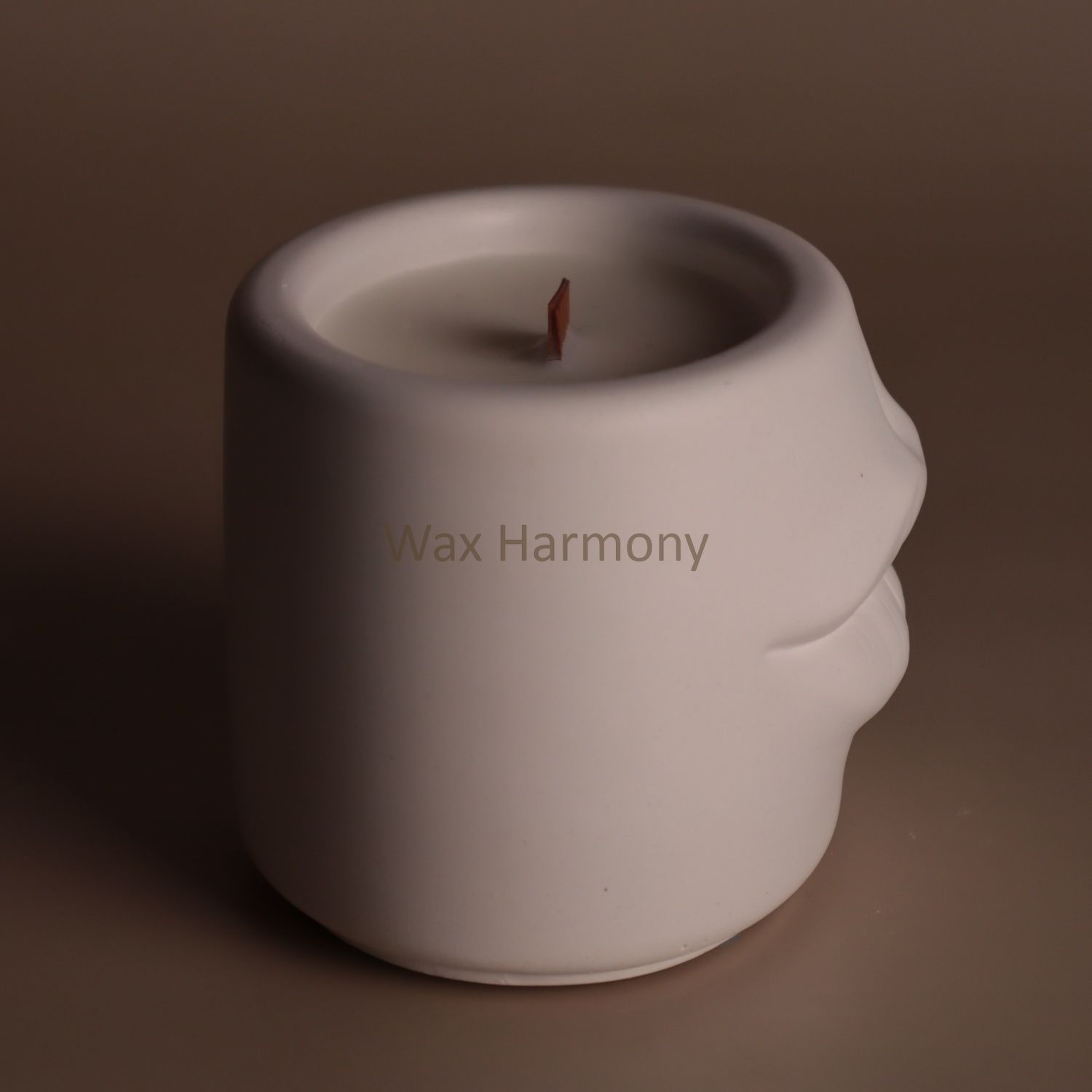 Свічка в кашпо Губи біла &mdash; фото Wax Harmony